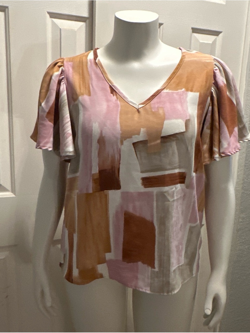 entro Abstract Brushstroke V-Neck Flutter Sleeve Top - Pink & Tan